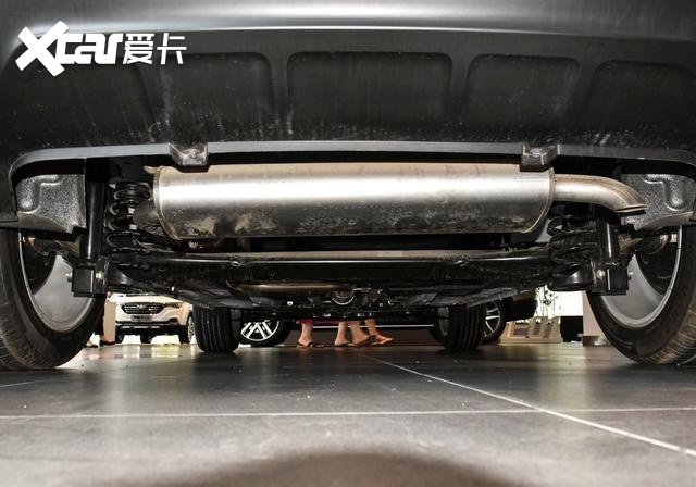 t33的底盘悬挂有些低,虽然它的定位只是小型suv,但是毕竟挂着suv的名