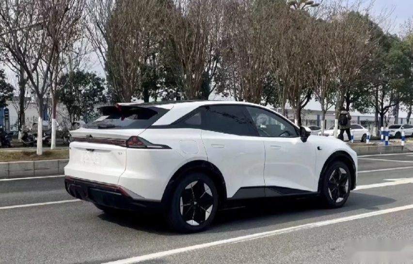 长安深蓝S7现身街头，或20万以内，还看特斯拉Model Y？