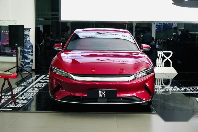 比亚迪汉：“带刀”入场，杀向Model 3/小鹏P7