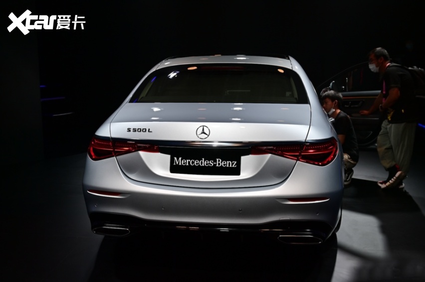 配备后排安全气囊,屏幕实现裸眼3d效果,全新奔驰s级首发亮相