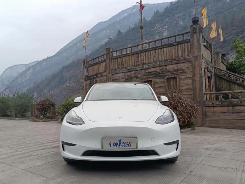 开着特斯拉 Model Y高性能四驱版游乌江画廊