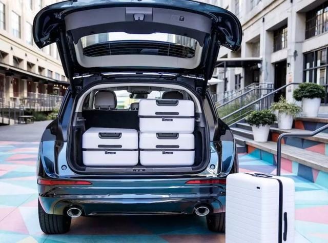 30万选SUV，空间大+配置够实用，林肯冒险家比宝马X1更值