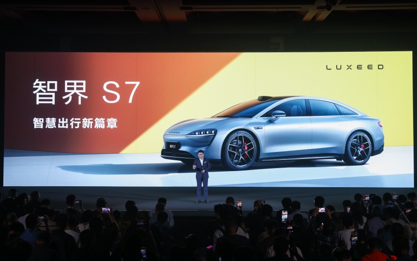 25.8万元起，华为智选车业务首款轿车智界S7开启预售