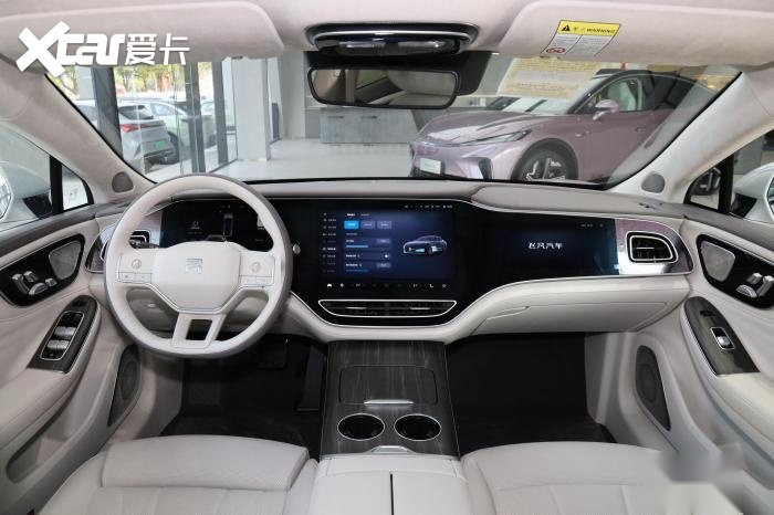 售22.99万起，车长达到5米，最高续航666公里，静态体验飞凡F7