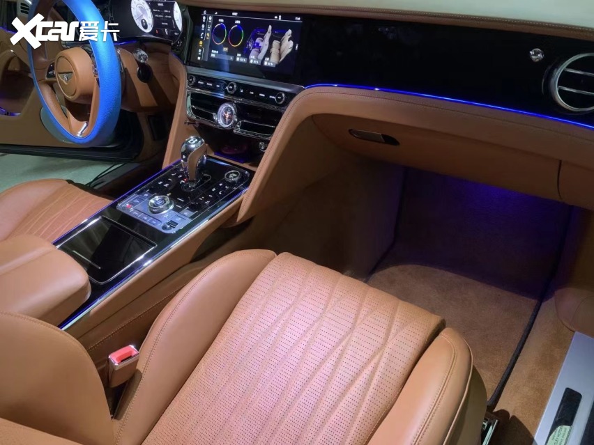 新款宾利飞驰升级原厂氛围灯 三面翻转屏 升降立标中网案例