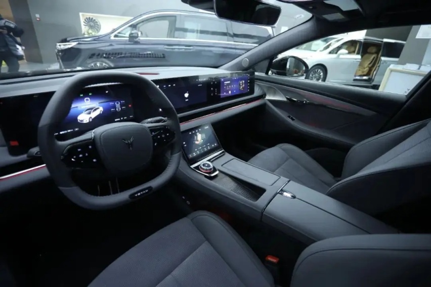 探店“新行政电动旗舰”岚图追光PHEV，车长超5米，轴距达3米