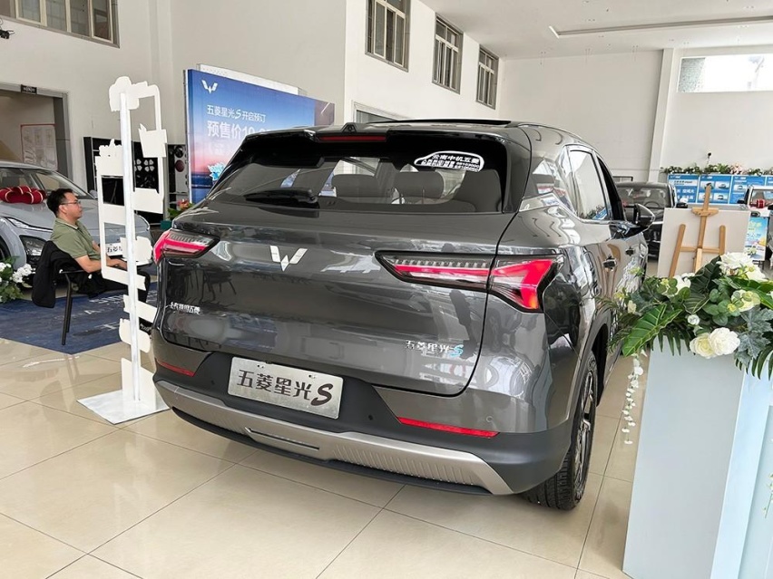 10万级家用大空间SUV 到店体验五菱星光S