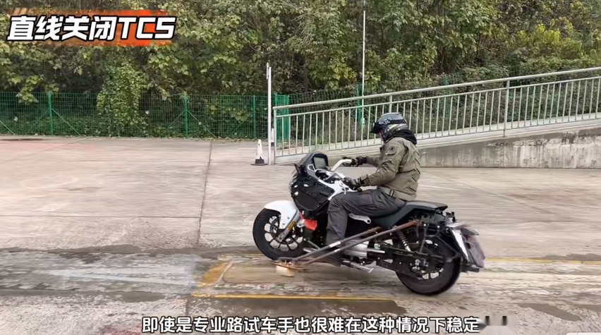 机油+水路面？开测！24888元，派方星舰3T强势登陆：主打极致安全