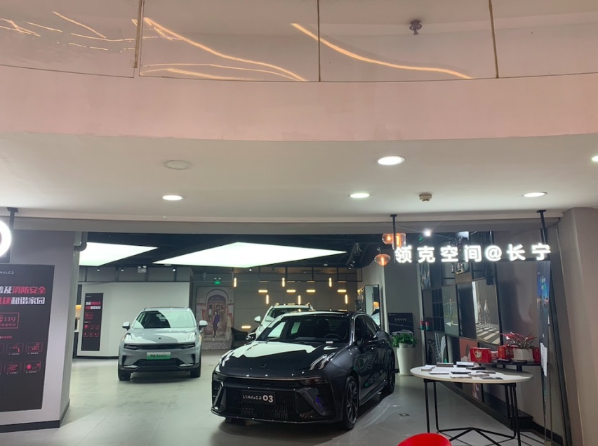 这条商超街的热度，就是新能源汽车品牌的温度