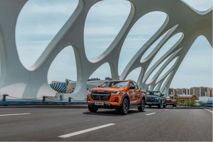 D-MAX V-CROSS全新上市，铃粉相聚青岛跨入下一个十年