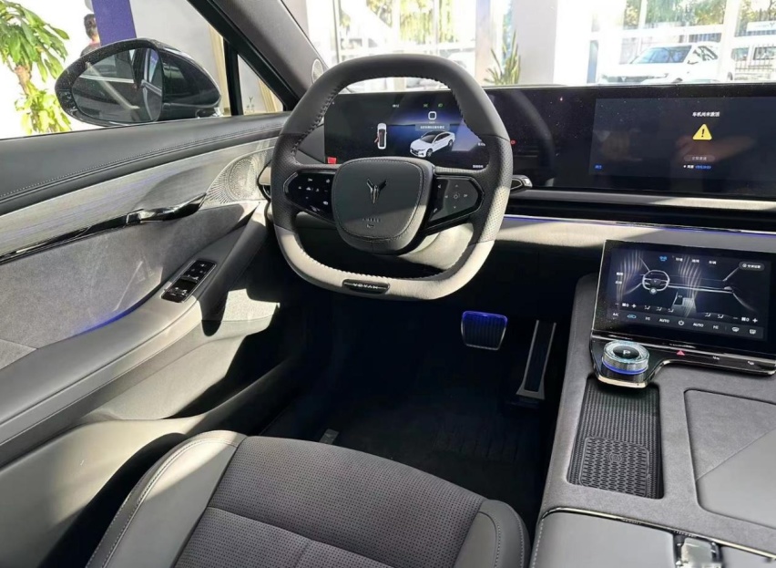 2024款岚图追光PHEV，可预判路况的魔毯悬挂，双电机+1.5T