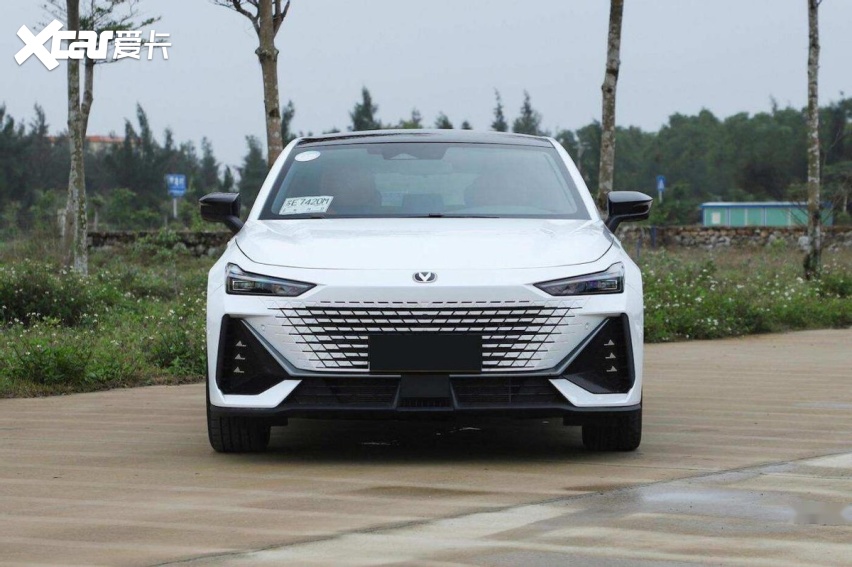 颜值媲美奥迪a7,不到13万,就配2.0t 爱信8at,实拍长安uni