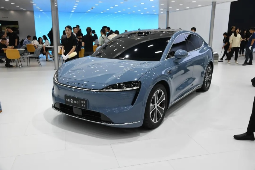 剑指Model Y 鸿蒙智行首款轿跑SUV智界R7正式上市 售25.9