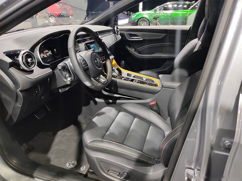 成都车展：实拍上汽名爵6 PHEV 造型更炫酷，动力更强悍