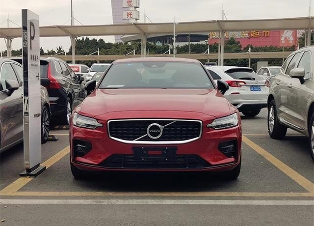 这车20万多，配2.0T+8AT+自适应底盘，还要啥奔驰宝马