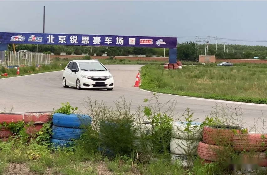 从跑赛道的本田飞度GK5，到宽体姿态小玩物，小姐姐一车通玩