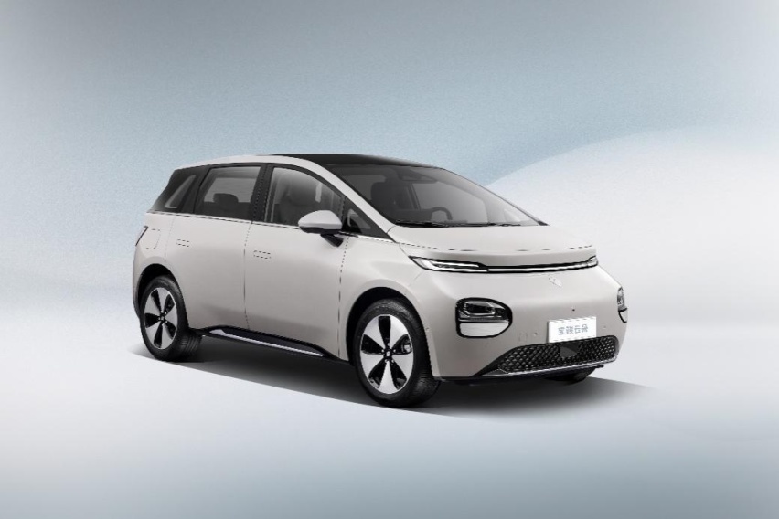 大五座纯电新车，搭载100kW电机，宝骏云朵杠上了比亚迪海豚