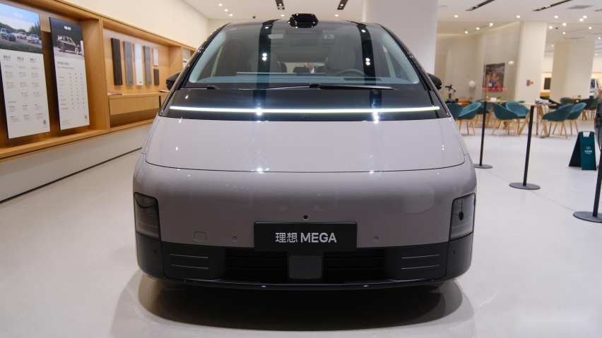理想MEGA初体验：科技感十足，冰箱彩电大沙发一应俱全