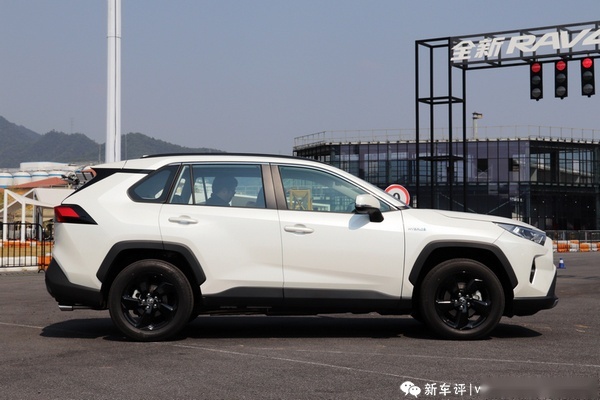 全新丰田RAV4荣放买哪款：低配的安全配置也很齐，别犹豫啦！
