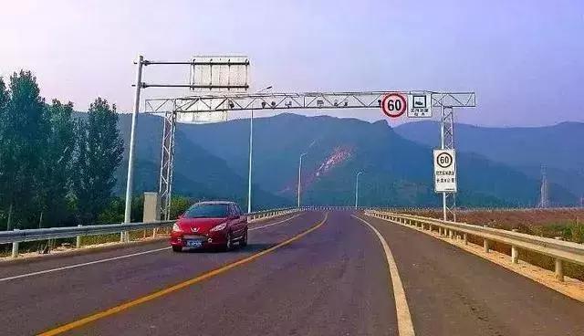 在高速上跑120km/h，前方突然限速80km/h，要不要刹车？