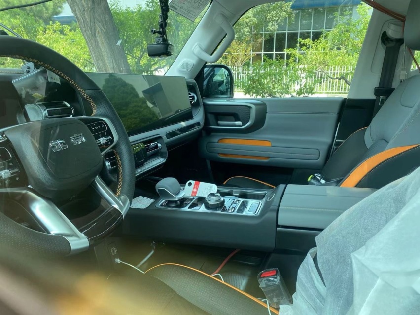 新一代北京BJ40现身街头，神似路虎卫士+理想内饰，还看坦克300？