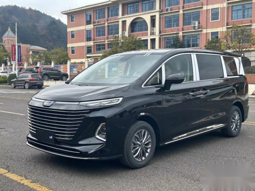 平价版红旗H9？奔腾M9实车亮相 定位中大型MPV
