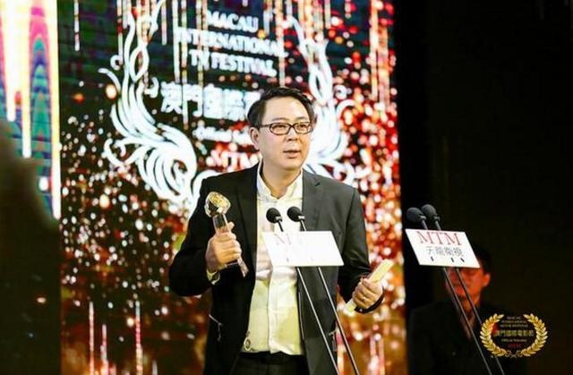 靠《家有儿女》走红,如今成知名投资人,小11岁爱妻曝光豪车无