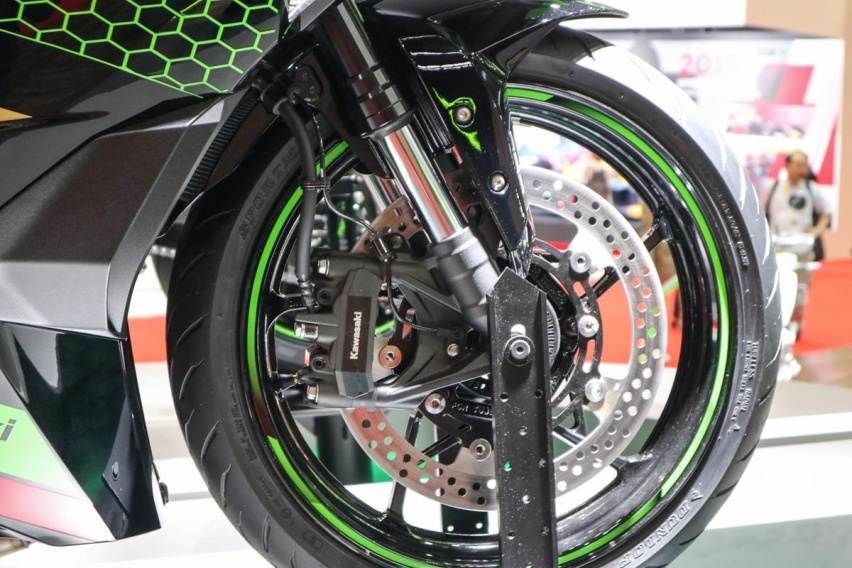川崎打响小排量四缸车军备赛第一枪，250CC川崎ZX-25R