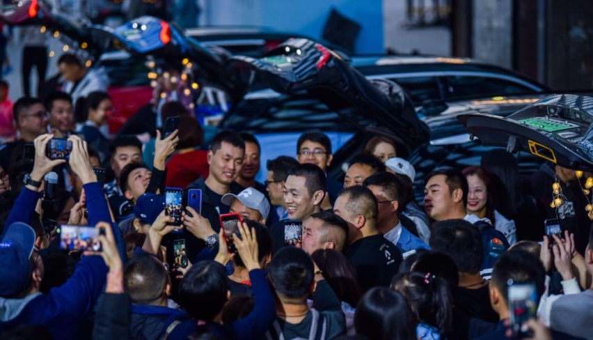 蔚来全系狂降3万！免费充电/终身质保取消 这还能买吗？