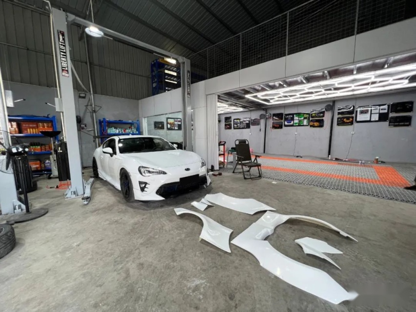 宽体竞技风斯巴鲁BRZ，玩着玩着玩出了一家改装店？