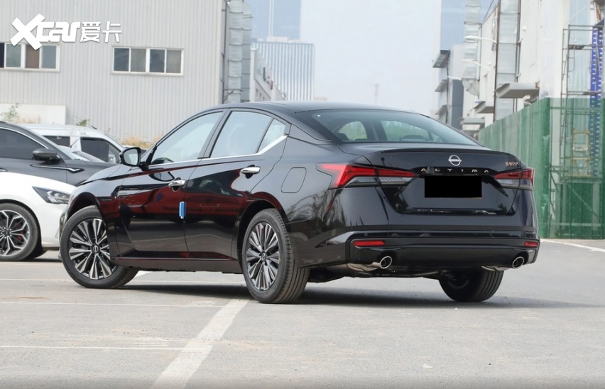 同为日系b级车,日产天籁对比本田雅阁,谁更值得买?