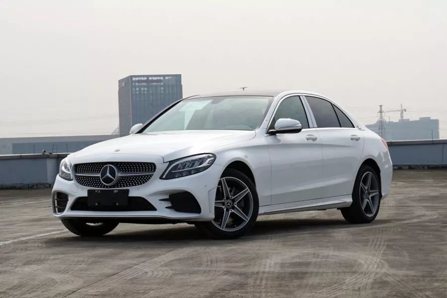 新一代宝马3系上市，对比奔驰C级和奥迪A4L，谁更胜一筹？