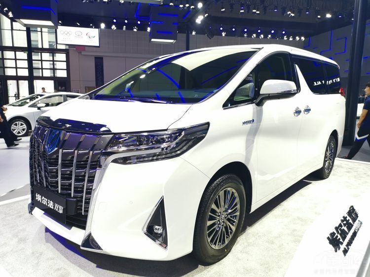 丰田埃尔法2.5L双擎比3.5L V6还贵3万多！