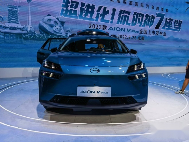 新增7座，最高续航702km，全新AION V Plus上市