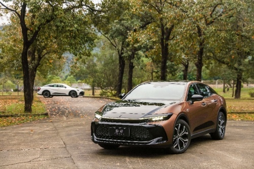 时尚驾驭风尚，皇冠 SportCross2.4T混动版