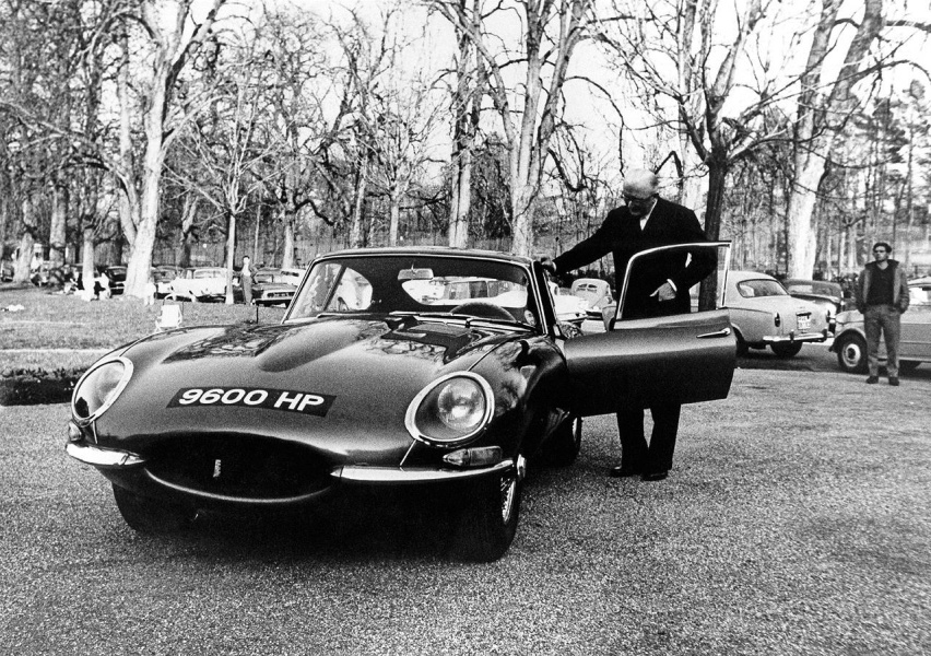 02_捷豹创始人威廉·里昂斯爵士与“9600 HP”E-Type.jpg