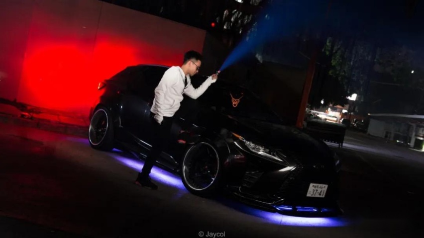 把雷克萨斯RX300按到地上是种什么体验？车友从黑武士玩到白