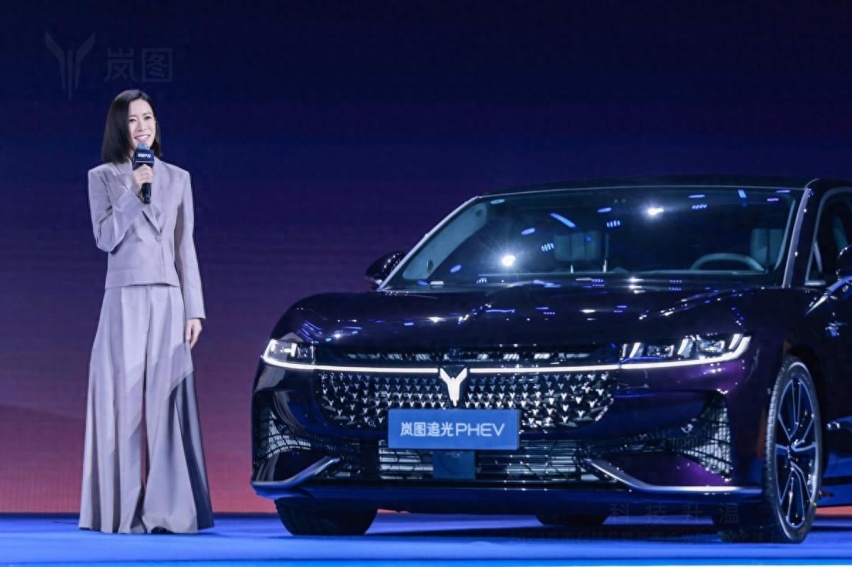 岚图追光PHEV连获两位名人青睐,佘诗曼、崔树先生成为车主