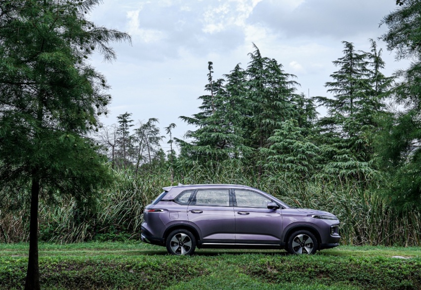 五菱的全新银标SUV，腿部空间长近1米，设计大气，关键动力是亮点