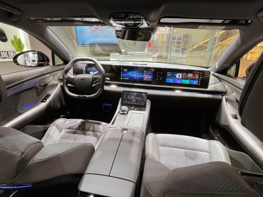 探店岚图追光PHEV：1260km续航+超宽空间 不到27万选它值得吗