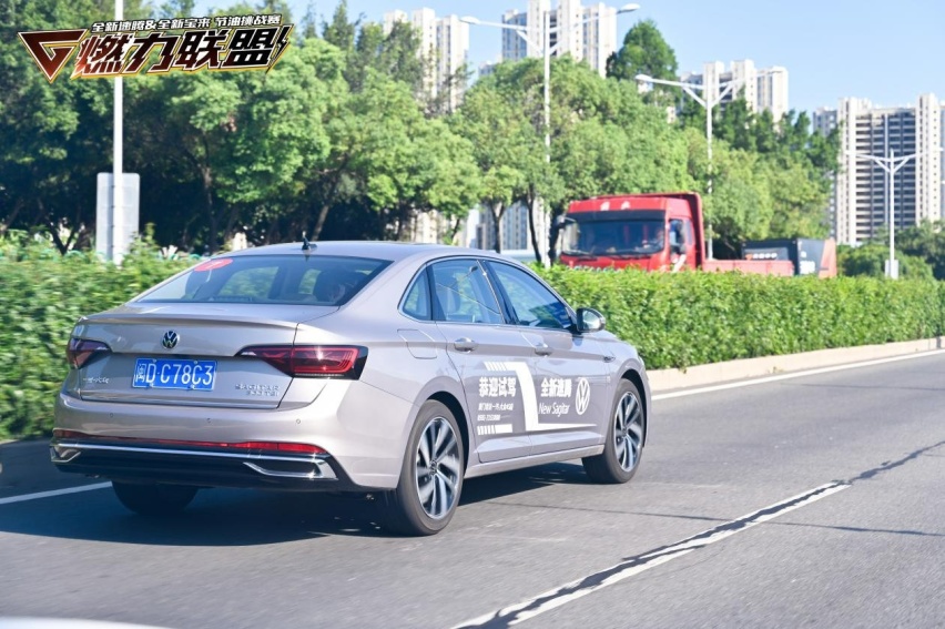 试驾官丨评测全新速腾1.5T版本，排量大了，油耗却更低了？