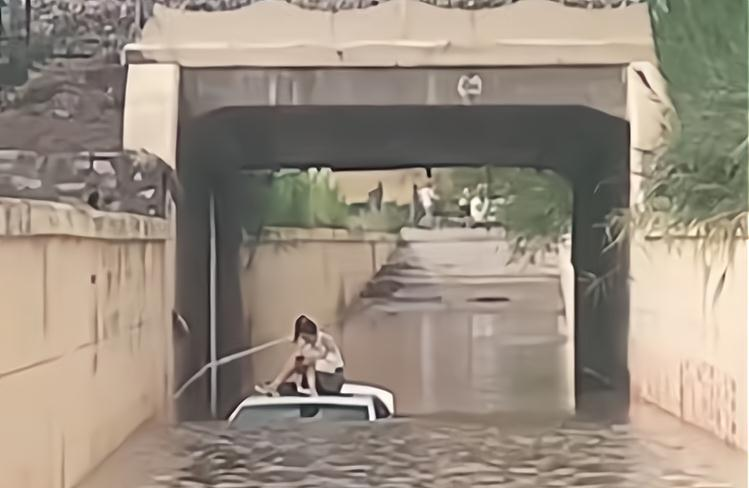 暴雨遇困，车主如何自救？