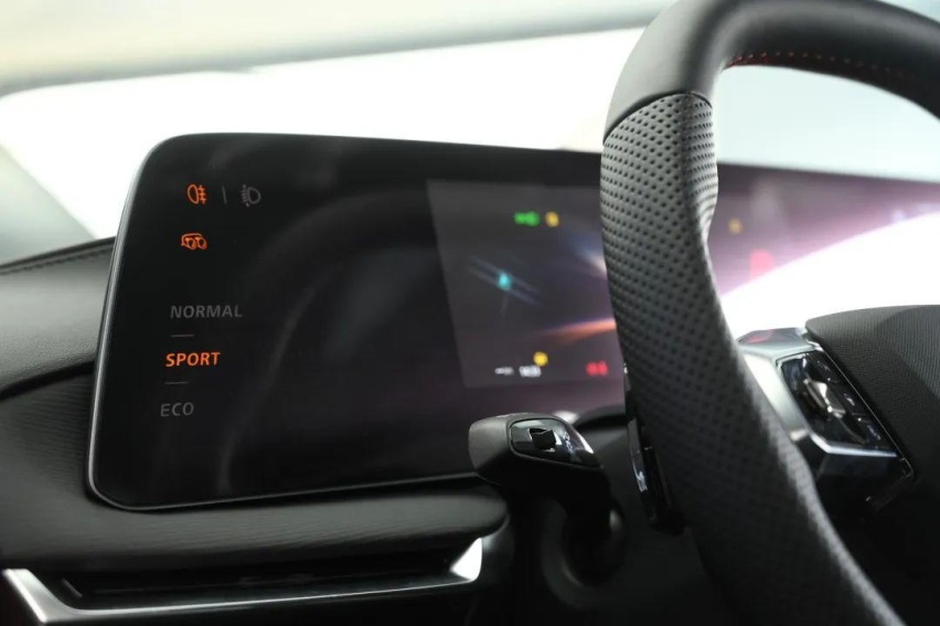 2.0T 261匹 405牛，中型车还带电动尾翼！实拍全新MG7