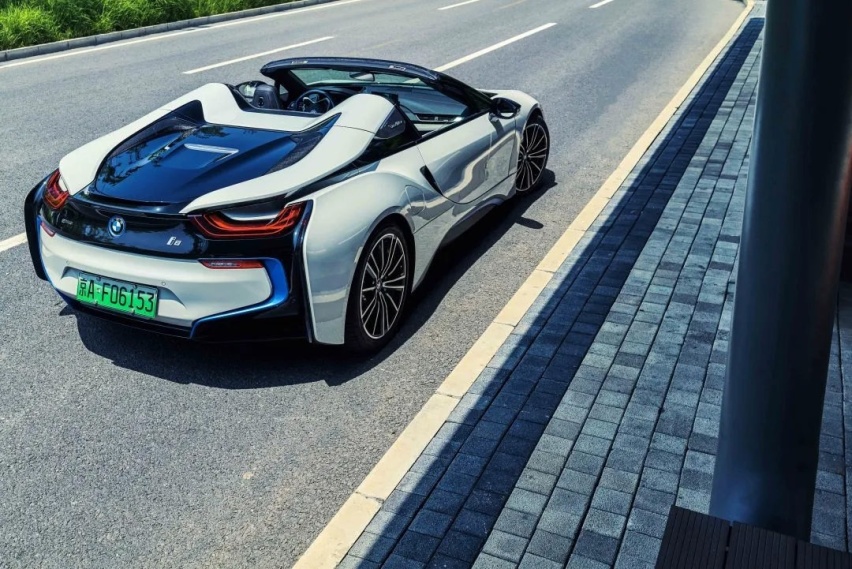 SCC洪恩体验宝马i8 Roadster：这款跑车将成为经典