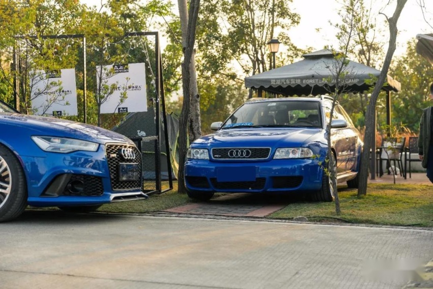 刚从赛道下来就去了车友聚会，奥迪RS4是一辆怎样的车？