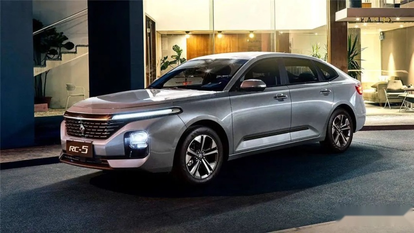 河南郑州一辆宝马i3起火、理想全新MPV谍照曝光…