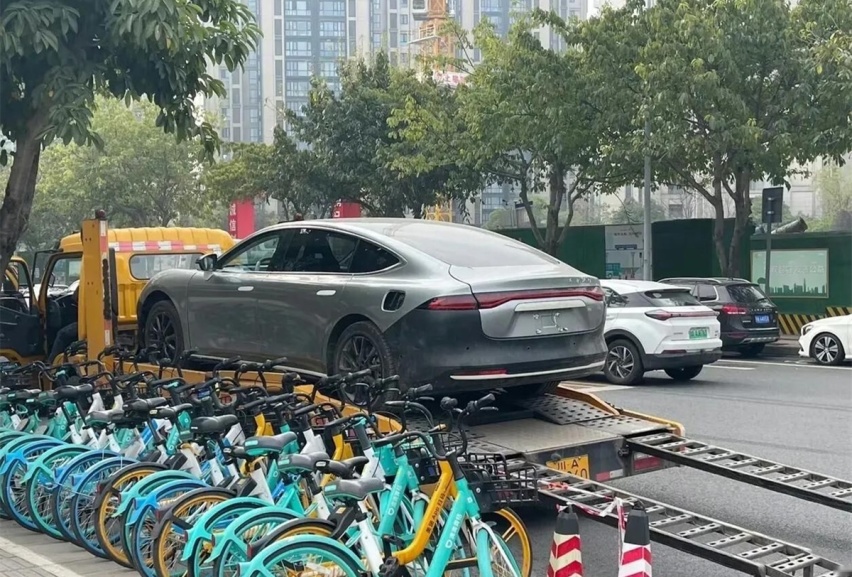疑似小米汽车实车曝光 就这风格 我最多给10万