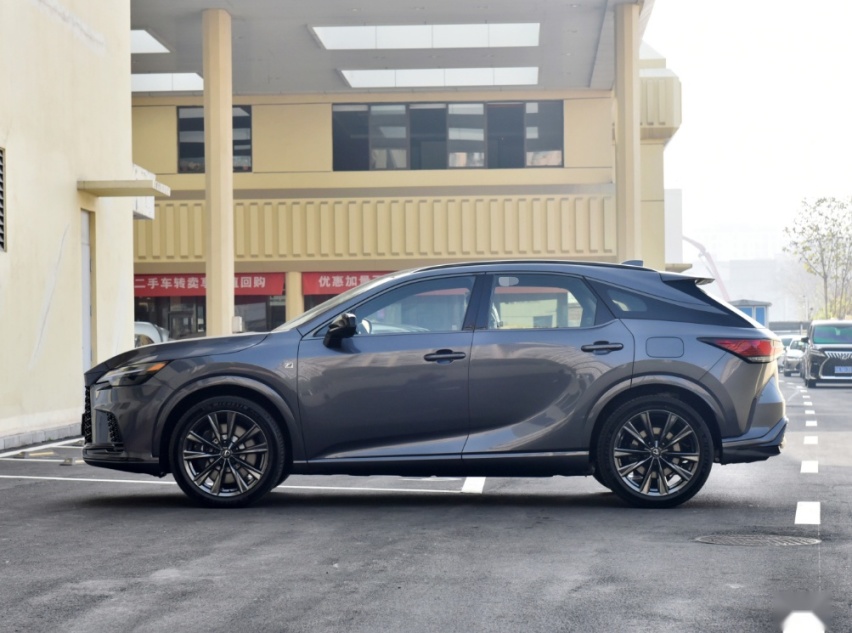 雷克萨斯的C级SUV，搭载2.4T混动，比奔驰GLC漂亮，后排放倒当床
