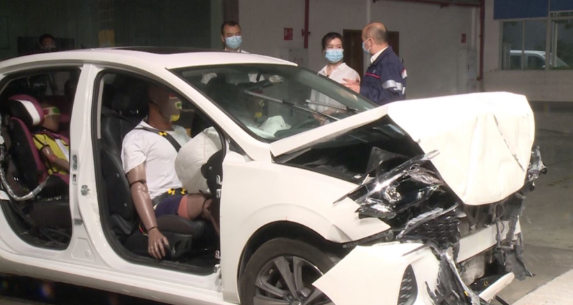 谁都别拦着！逸动PLUS直播“撞车”了