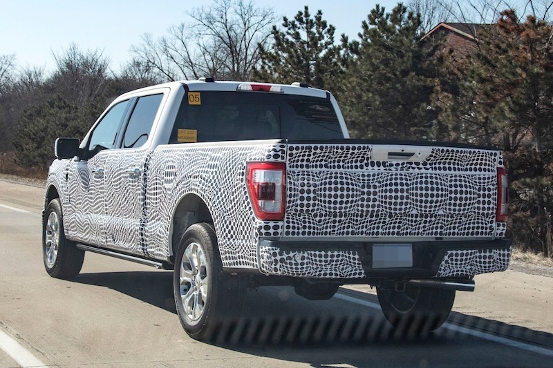 2021-ford-f-150-spied-with-gmc-ram-design-influences_4.jpg